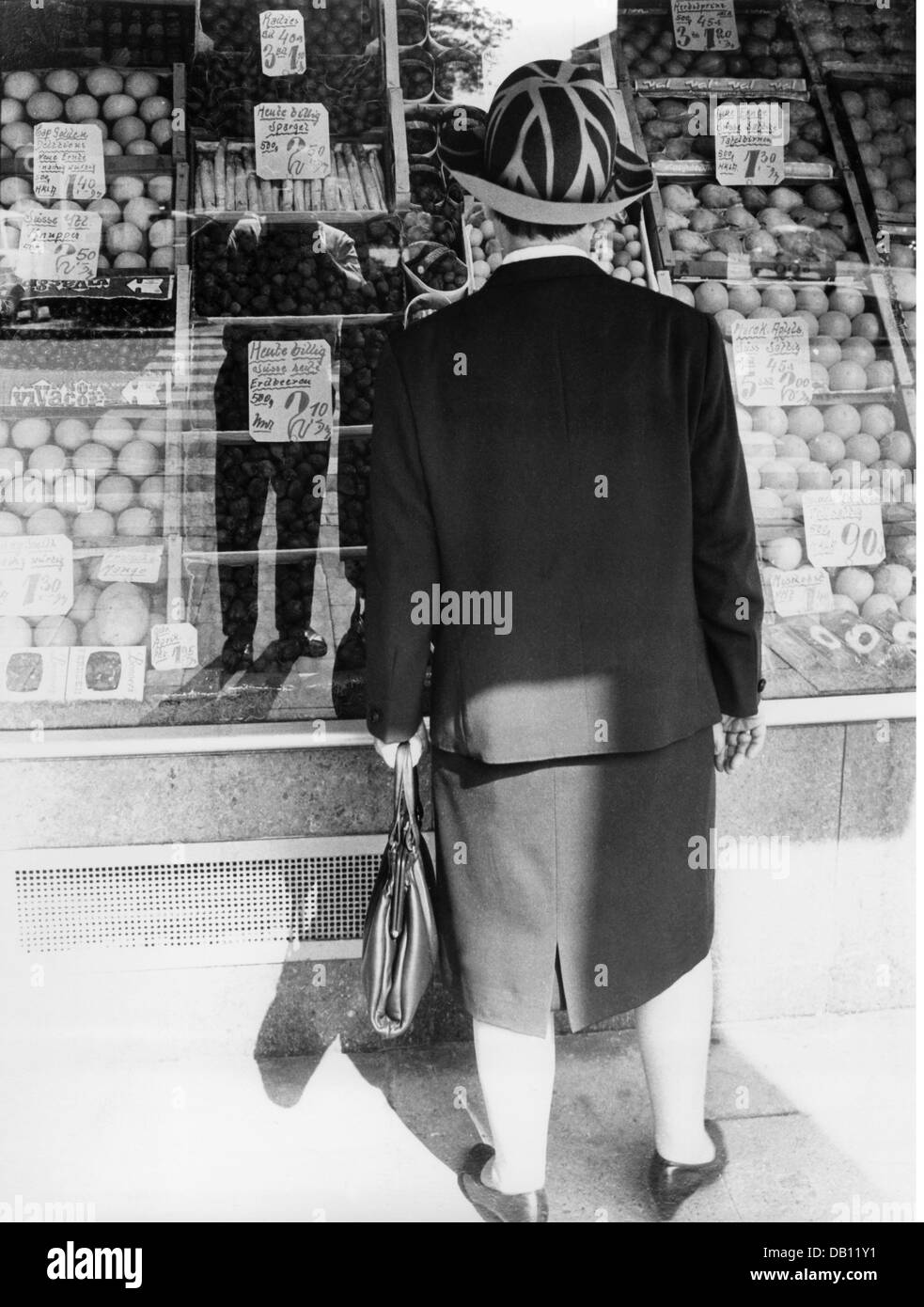 trade, supermarket, Elder woman looking at a a shop window displaying fruit and vegetables, 1970s, Additional-Rights-Clearences-Not Available Stock Photo