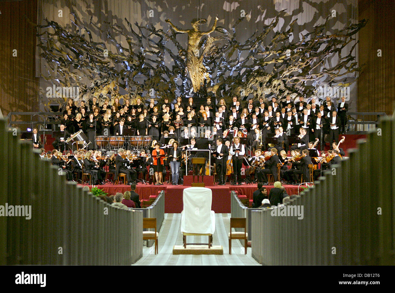 The Symphonic Orchestra of the Bavarian Broadcast pictured during the dress rehearsal in the audience hall of Vatican City, Vatican City State, 27 October 2007. The concert of the Symphonic Orchestra of the Bavarian Broadcast later the eveining is attended also by the pontiff. The concert with Beethoven?s 9th Symphony and - on the Pope?s request - the motet ?Tu es Petrus? by Palest Stock Photo
