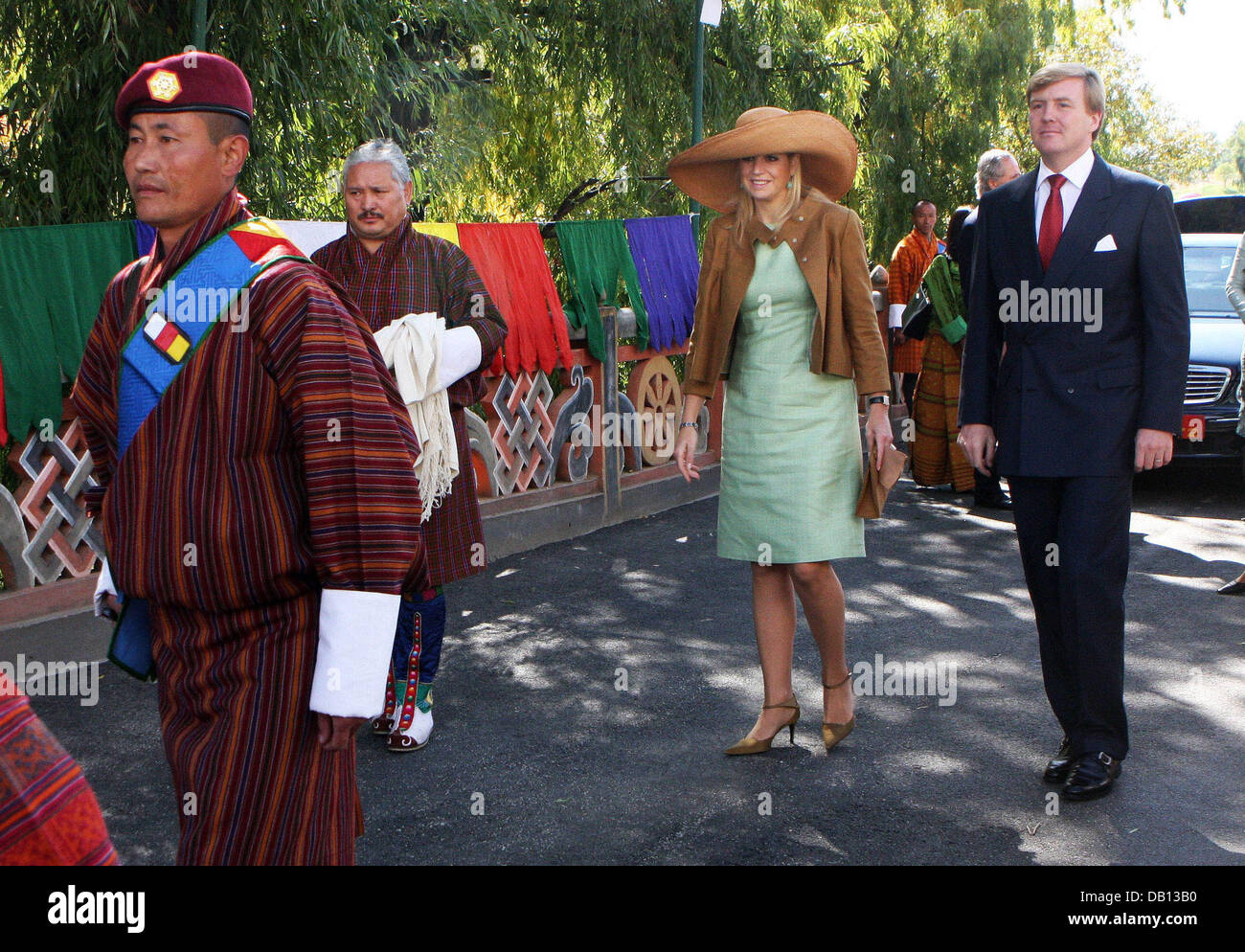 Crown Prince Willem-Alexander of the Netherlands (R) and Princess Maxima of the Netherlands (2-R) visit the Royal Palace of Paro, Bhutan, 28 October 2007. The Dutch Crown Prince Couple is on an official visit to the Himalaya Mountains kingdom on invitation of King Jigme Khesar Namgyal Wangchuck of Bhutan. Photo: Albert Nieboer (NETHERLANDS OUT) Stock Photo