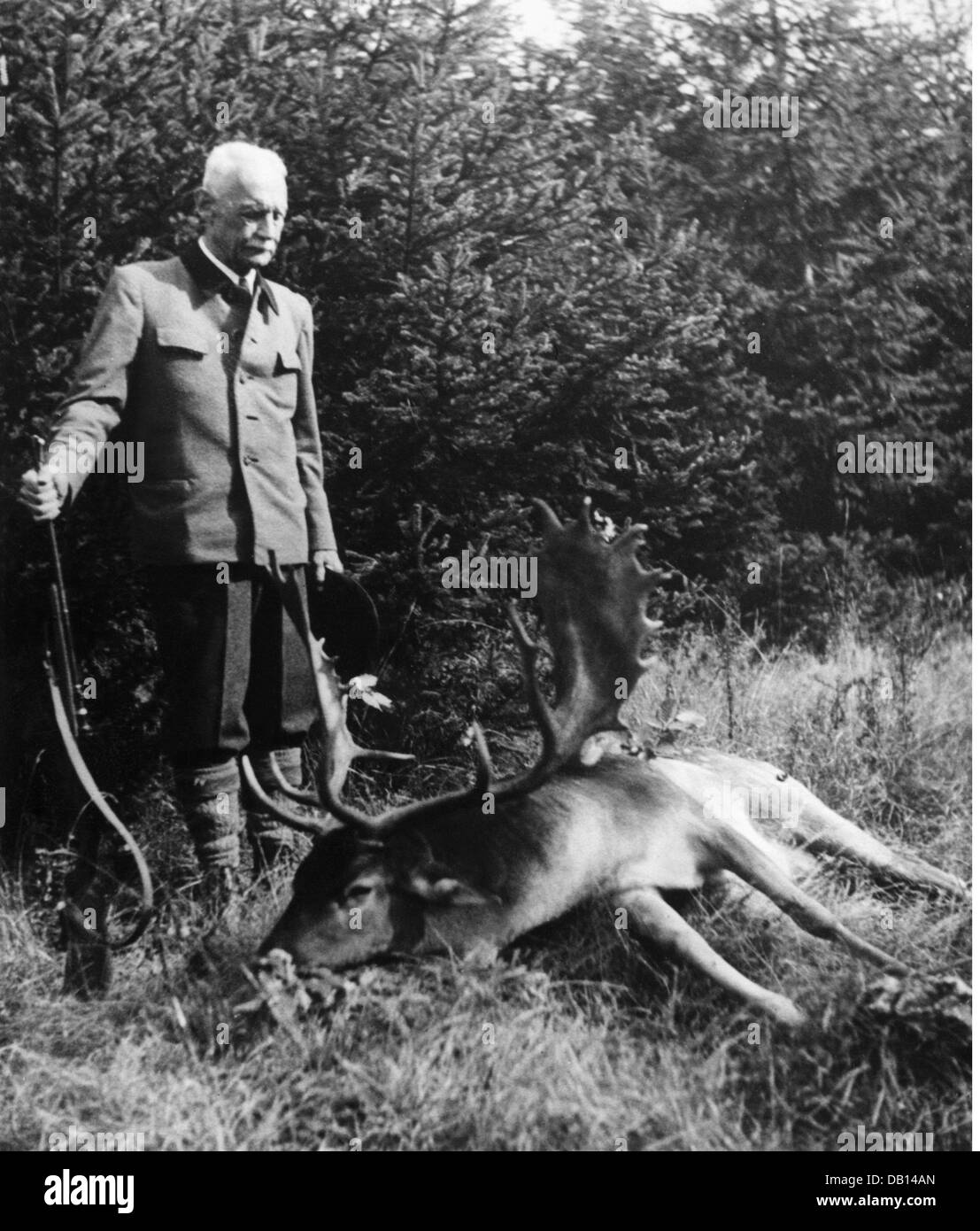 Rupert, 18.5.1869 - 2.8.1955, Crown Prince of Bavaria 4.11.1913 - 13.11.1918, hunting, with a shoot deer, Stammham, October 1953, Stock Photo