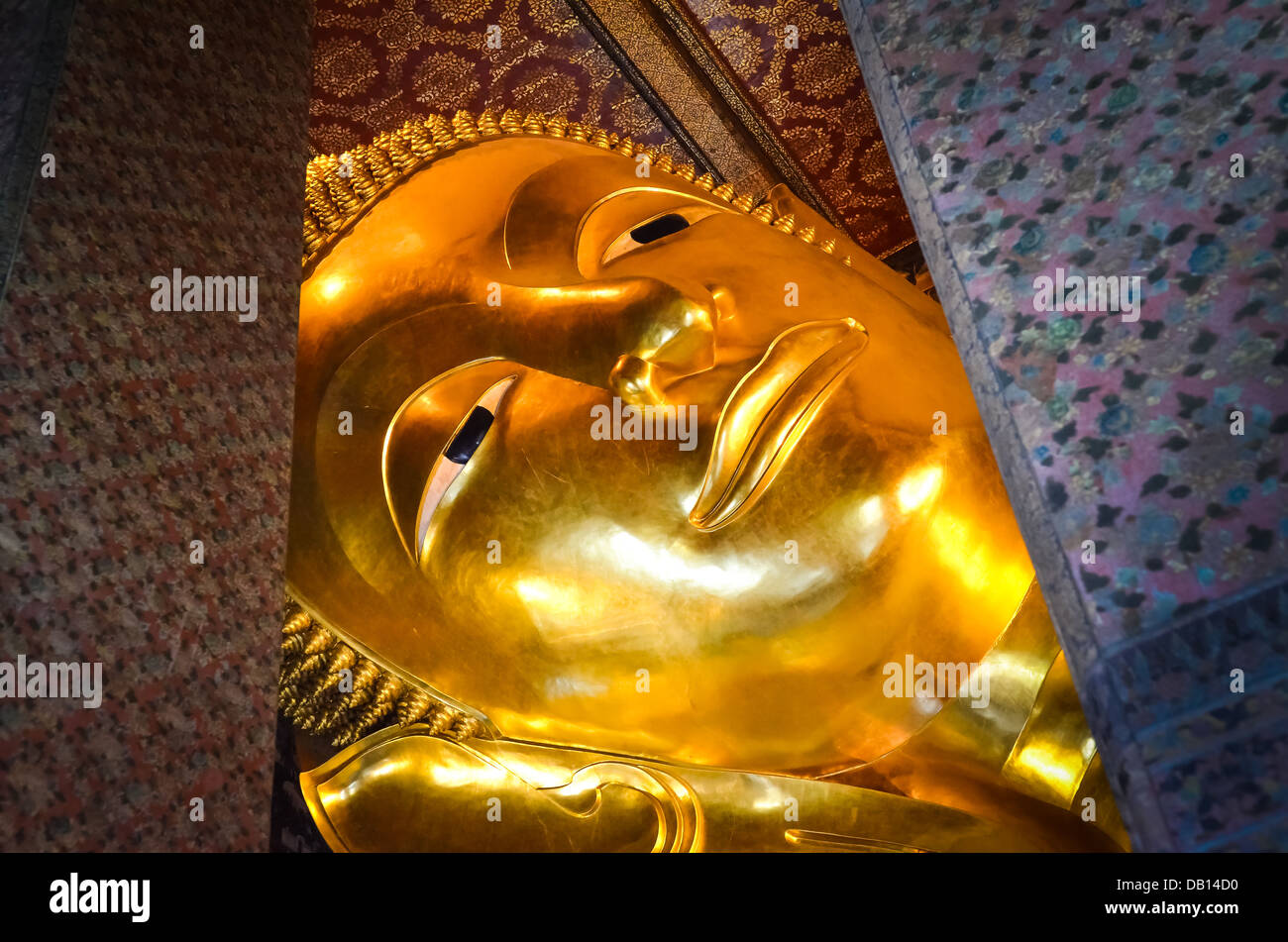 Reclining Buddha gold statue face in Wat Pho, Bangkok Stock Photo - Alamy