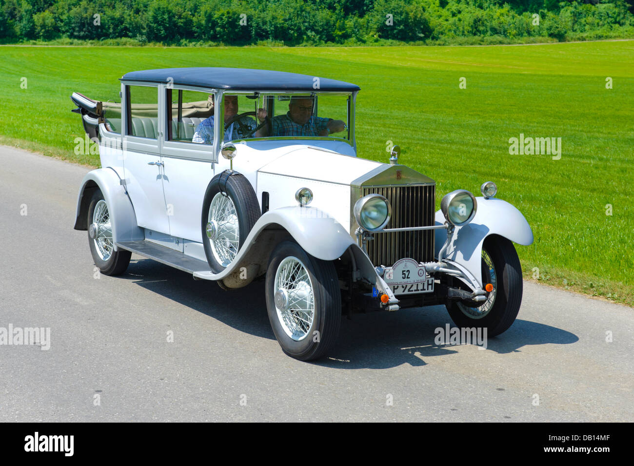 File:Rolls-Royce Phantom VIII 001.jpg - Wikimedia Commons