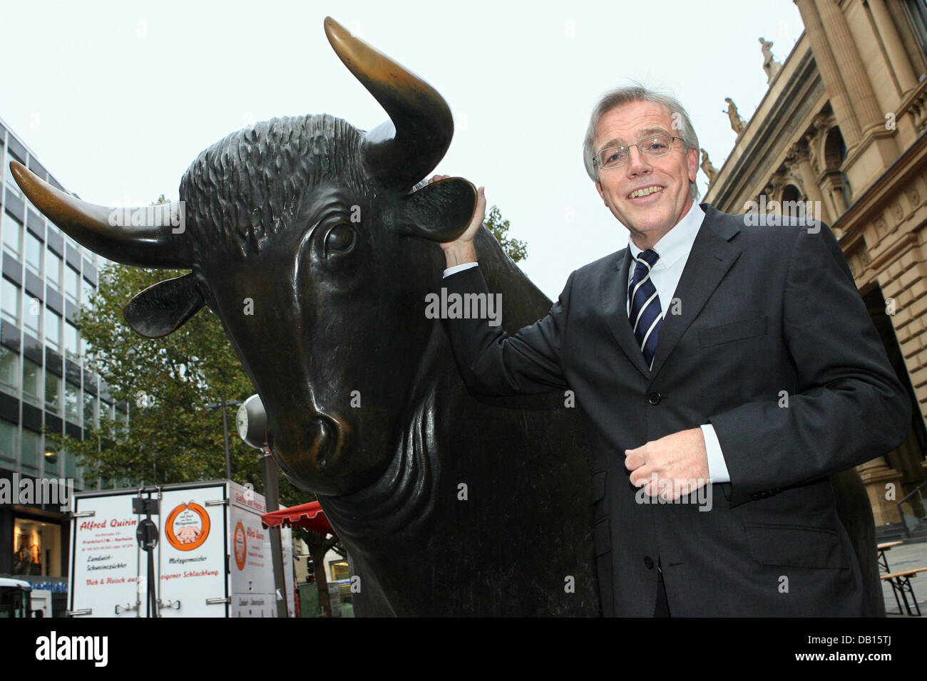 Klaus-Dieter Peters, CEO of Hamburg-based harbour logistics company HHLA, poses with the Bull at the German Stock Exchange in Frankfurt Main, Germany, 02 November 2007. The launch of the HHLA shares superseded the expectations of analysts. Photo: Boris Roessler Stock Photo