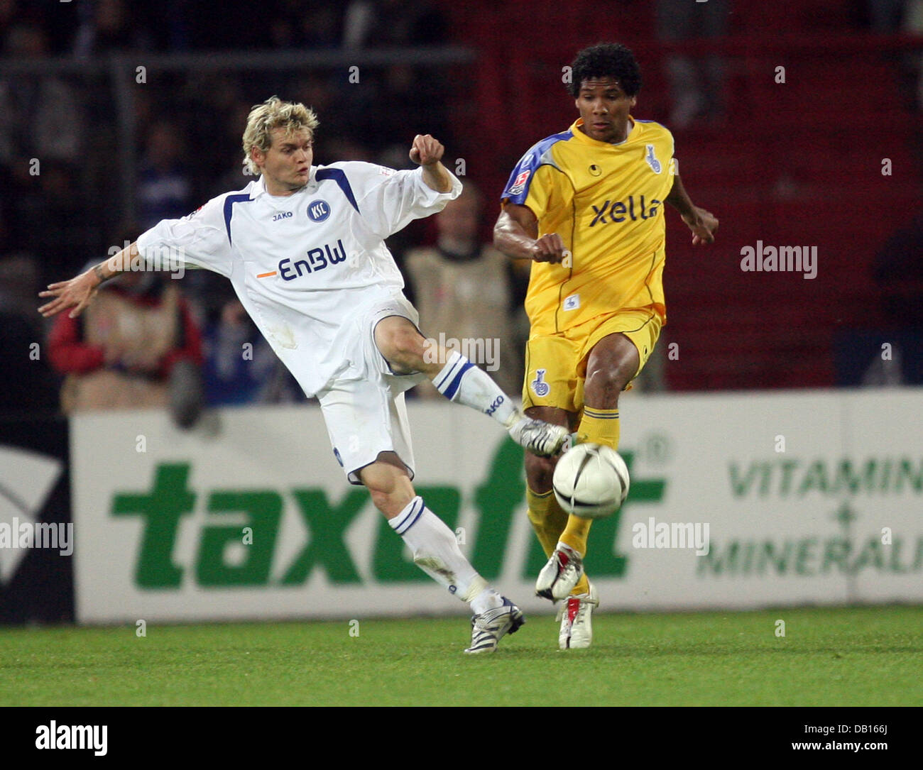 Bradley Carnell (L) of Karlsruher SC vies for the ball with  Michael Lamey of MSV Duisburg durig the 12th Bundesliga matchday at Wildparkstadion in Karlsruhe, Germany, 04 November 2007. Photo: Uli Deck (ATTENTION: EMBARGO! The DFL permits the further utilisation of the pictures in IPTV, mobile services and other new technologies no earlier than two hours after the end of the match. Stock Photo