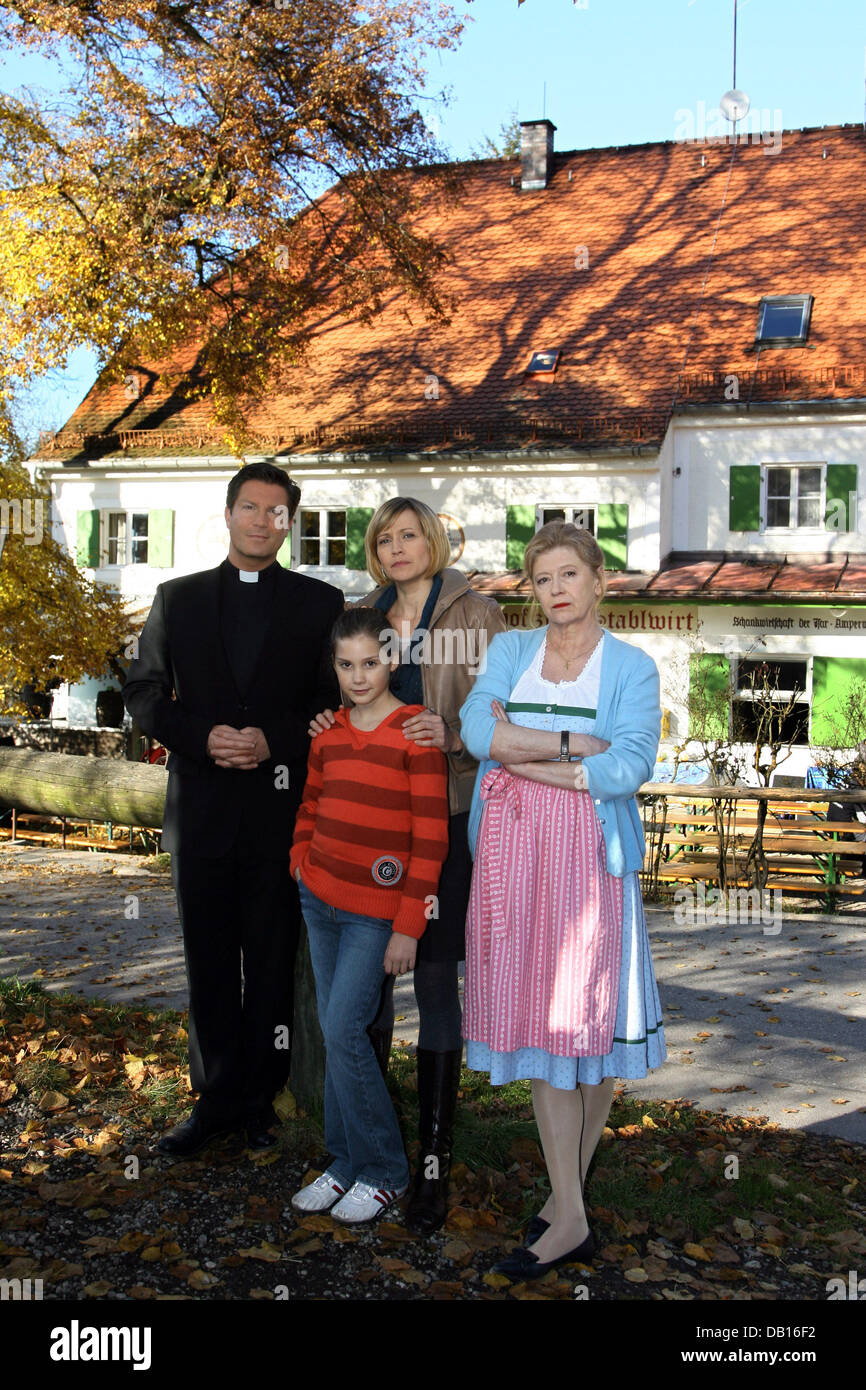 Actors Francis Fulton-Smith, Maja Celine Probst, Christine Doering and Lisa Kreuzer (L-R) pose during the shooting of crime series 'The fifth commandment' (Das fuenfte Gebot) for German public service television channel ZDF in Strasslach, Germany, 05 November 2007. Fulton-Smith will investigate as Father Simon Castell and Doering as Marie Blank of a State Investigation Bureau. Phot Stock Photo