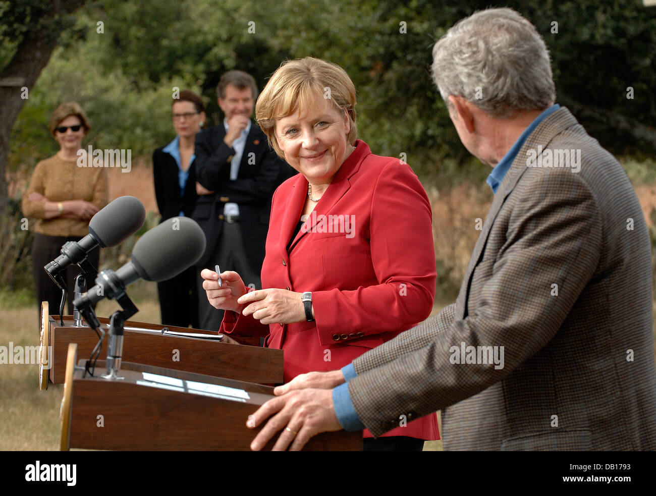 German Chancellor Angela Merkel and US President George W. Bush talk at