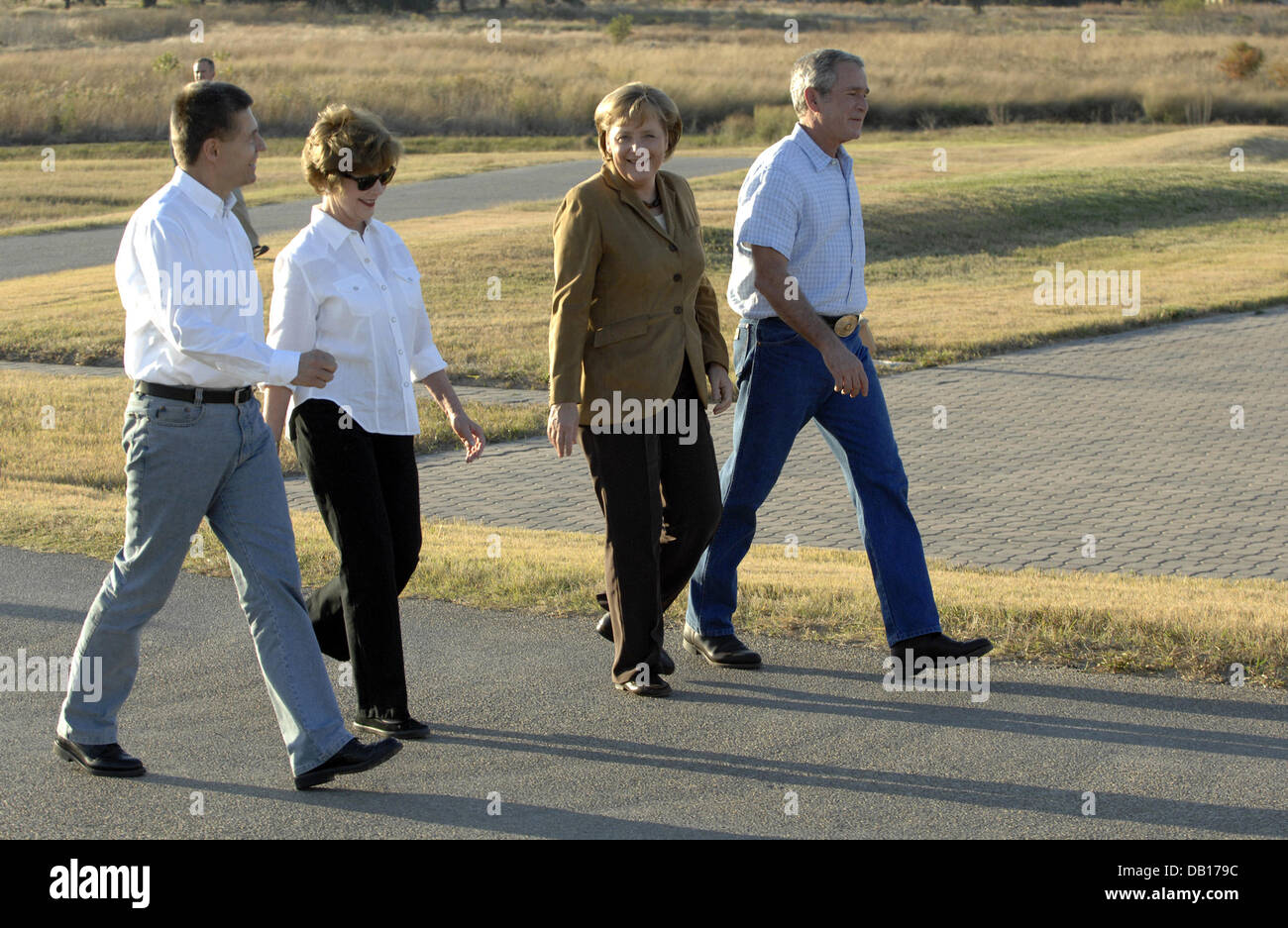 US President George W. Bush (R) and his wife Laura Bush (2-L) welcome German Chancellor Angela Merkel and her husband Joachim Sauer at their ranch in Crawford, USA, 09 November 2007. Merkel and Bush agreed to cooperate for a diplomatic solution of the nuclear dispute with Iran. Photo: Steffen Kugler/BPA Stock Photo