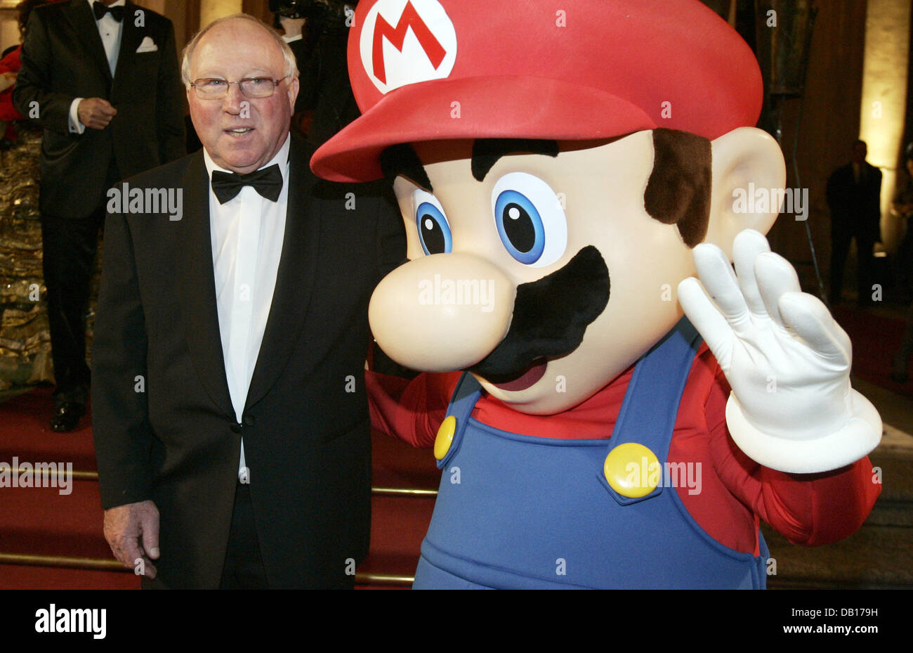 Soccer legend Uew Seeler (L) poses with the computer games character Super  Mario at the 26th Sports Press Ball at the Old Opera in Frankfurt Main,  Germany, 10 November 2007. The organisers