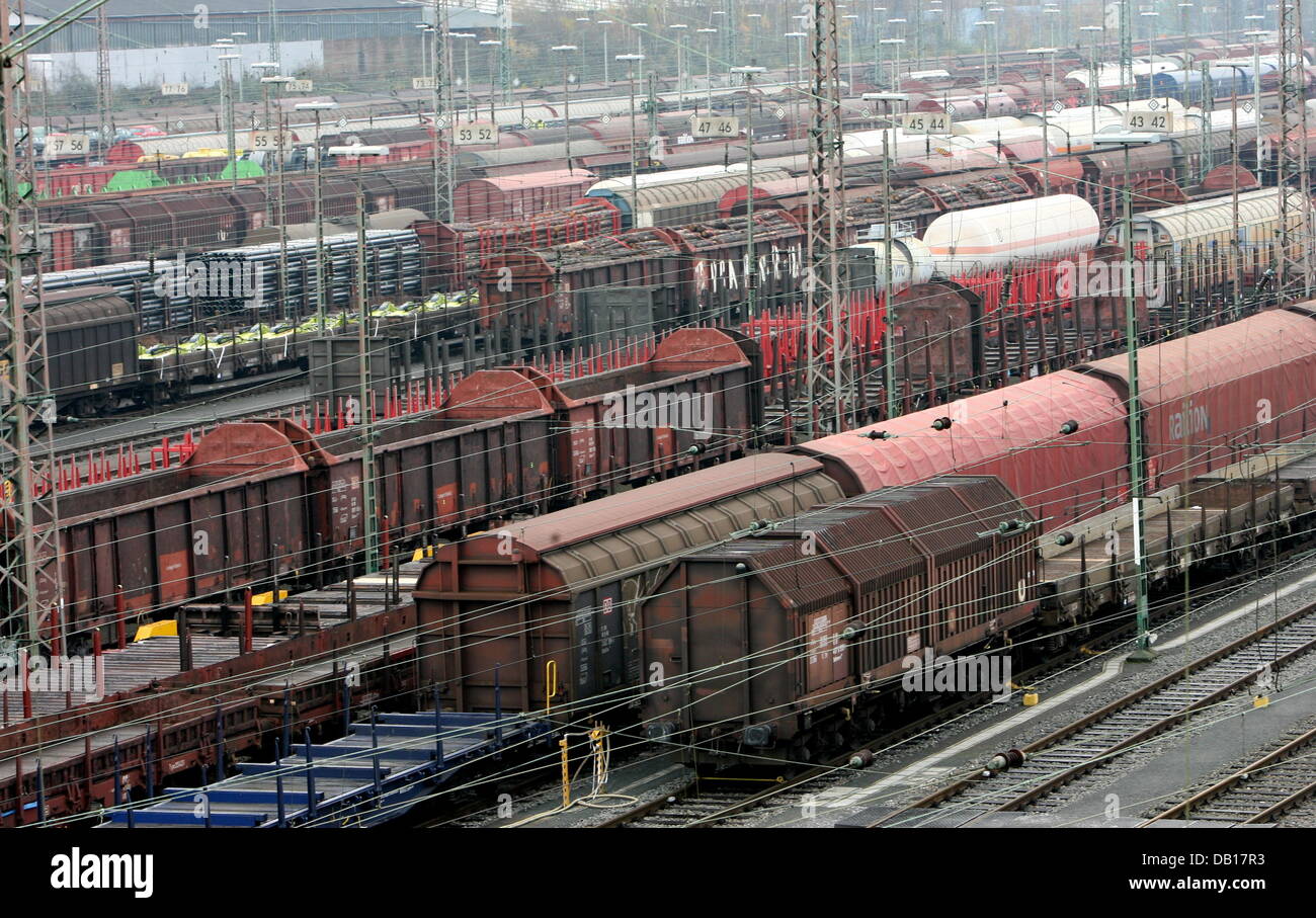 Goods carriages are pictured at railway yard Hagen-Vorhalle in Hagen, Germany, 14 November 2007. The GDL union representing the majority of Germany's train drivers called a renewed strike to hit goods and passenger traffic simultaneously. GDL boss Manfred Schell announced on Tuesday in Frankfurt that the union's members would cease work on goods trains from midday on Wednesday and  Stock Photo