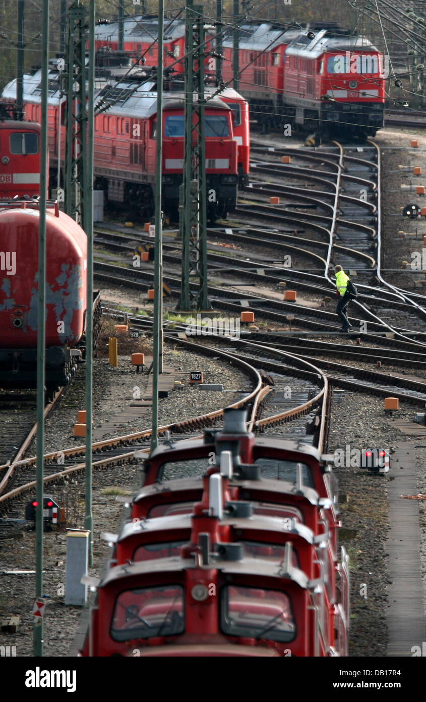 Engine of goods trains are pictured at Europe's biggest goods station Maschen in Hamburg, Germany, 14 November 2007. The GDL union representing the majority of Germany's train drivers called a renewed strike to hit goods and passenger traffic simultaneously. GDL boss Manfred Schell announced on Tuesday in Frankfurt that the union's members would cease work on goods trains from midd Stock Photo