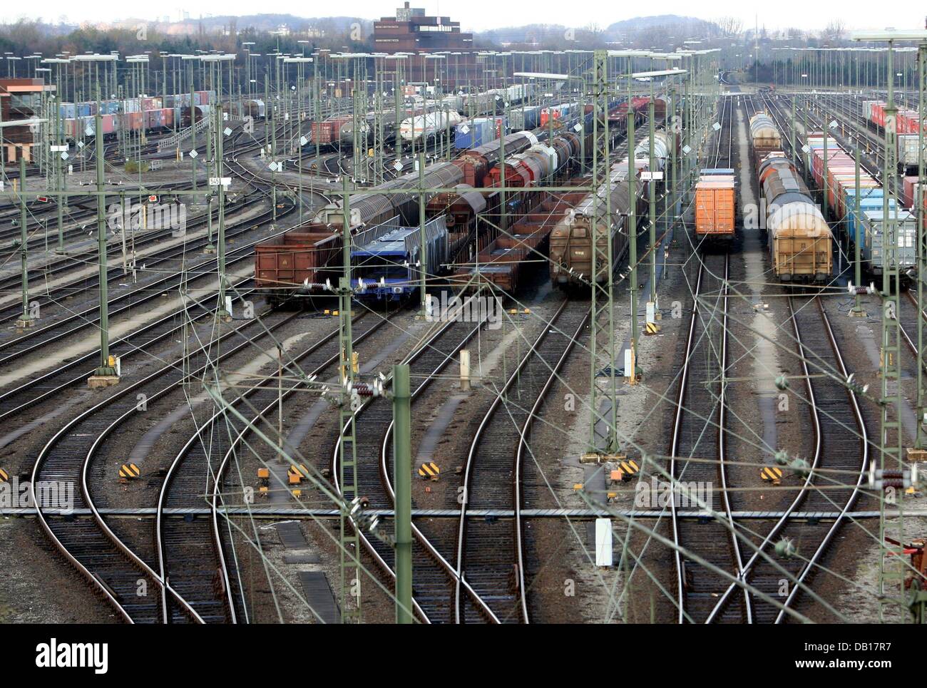 Waggons are pictured at Europe's biggest marshalling yard in Hamburg, Germany, 14 November 2007. The GDL union representing the majority of Germany's train drivers called a renewed strike to hit goods and passenger traffic simultaneously. GDL boss Manfred Schell announced on Tuesday in Frankfurt that the union's members would cease work on goods trains from midday on Wednesday and  Stock Photo