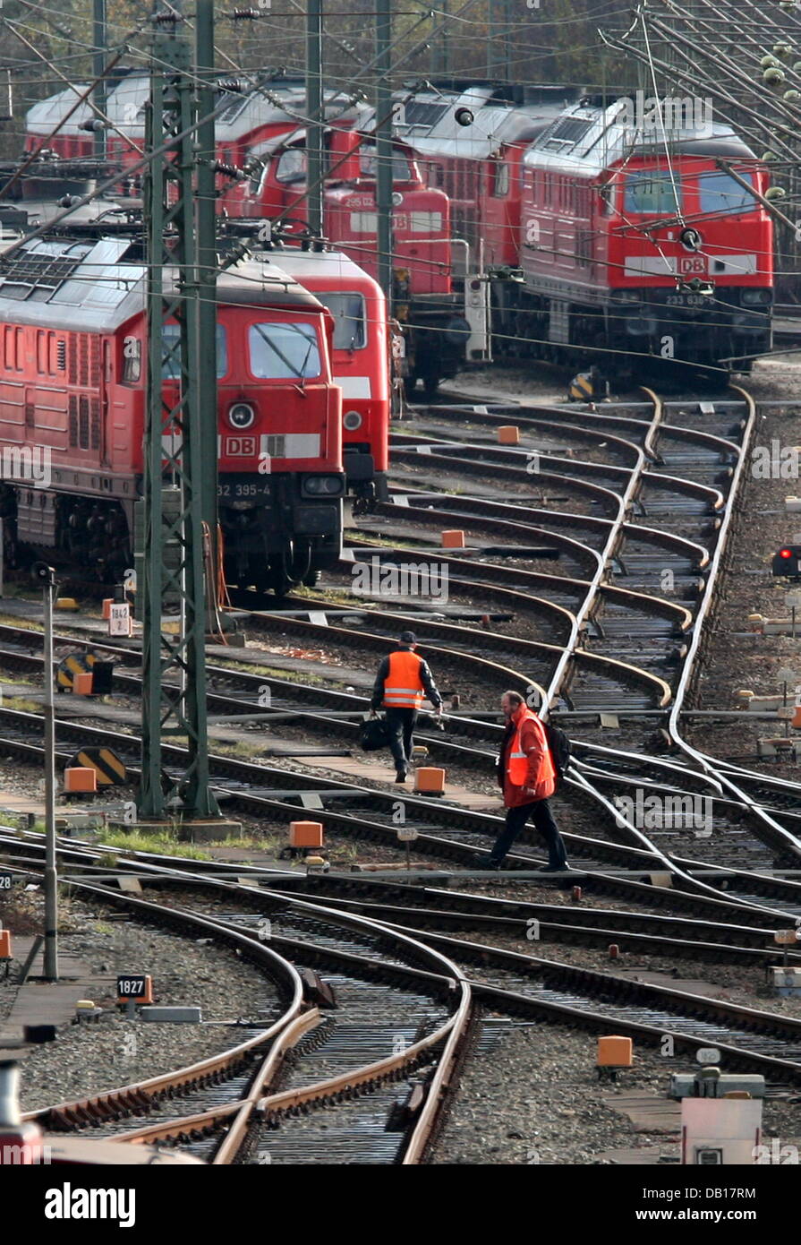 Engine drivers walk over Europe's biggest marshalling yard in Hamburg, Germany, 14 November 2007. The GDL union representing the majority of Germany's train drivers called out a renewed strike to hit goods and passenger traffic simultaneously. On Tuesday, GDL boss Manfred Schell announced that the union's members would cease work on goods trains from midday on Wednesday and on pass Stock Photo