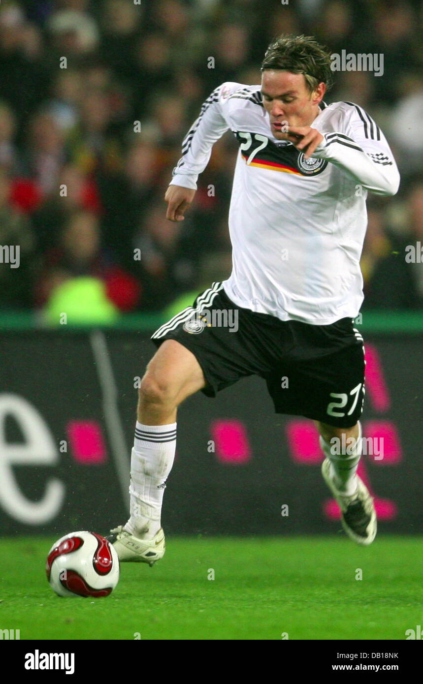 German international right-back Clemens Fritz is on the ball during the UEFA Euro 2008 qualifier Germany v Cyprus at AWD Arena stadium of Hanover, Germany, 17 November 2007. Germany won over Cyprus 4-0. Photo: Kay Nietfeld Stock Photo