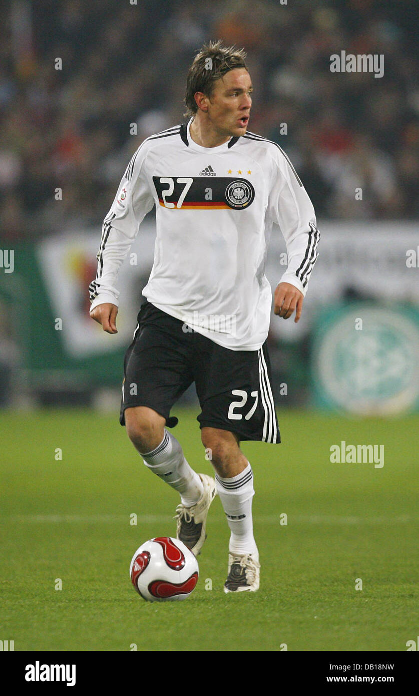 German international right-back Clemens Fritz is on the ball during the UEFA Euro 2008 qualifier Germany v Cyprus at AWD Arena stadium of Hanover, Germany, 17 November 2007. Germany won over Cyprus 4-0. Photo: Kay Nietfeld Stock Photo