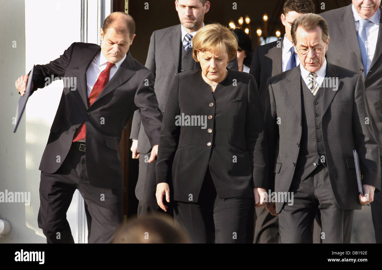 German Chancellor Angela Merkel and parting Labour Minister and Vice Chancellor Franz Muentefering (R) leave Bellevue Palace while new Labour Minister Olaf Scholz (L) is stumbling in Berlin, Germany, 21 November 2007. German President Horst Koehler and Merkel thanked Muentefering who receded from his political offices for family reasons last week. Photo: Wolfgang Kumm Stock Photo