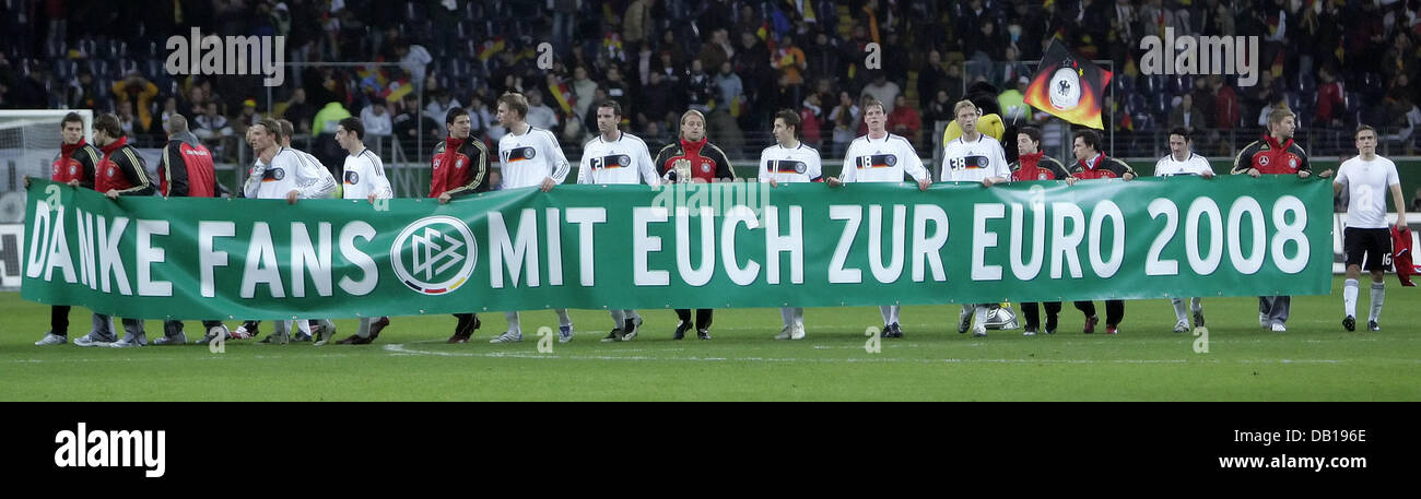 The German national team carrys a banner to thank its fans after the group D Euro2008 qualifying match versus Wales at Commerzbank Arena in Frankfurt Main, Germany, 21 Novemeber 2007. The match ended in a 0-0 draw. Photo: Ronald Wittek Stock Photo