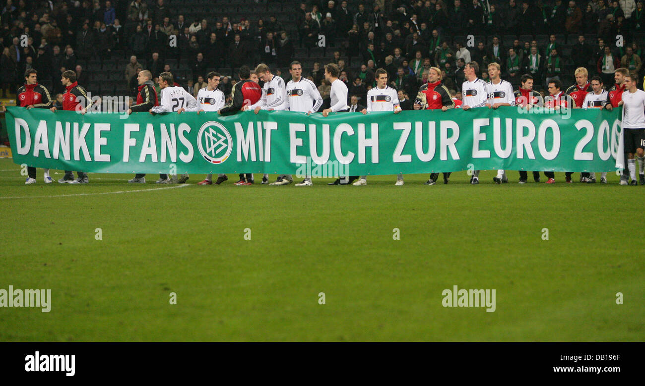 The German national team carrys a banner to thank its fans after the group D Euro2008 qualifying match versus Wales at Commerzbank Arena in Frankfurt Main, Germany, 21 Novemeber 2007. The match ended in a 0-0 draw. Photo: Ronald Wittek Stock Photo