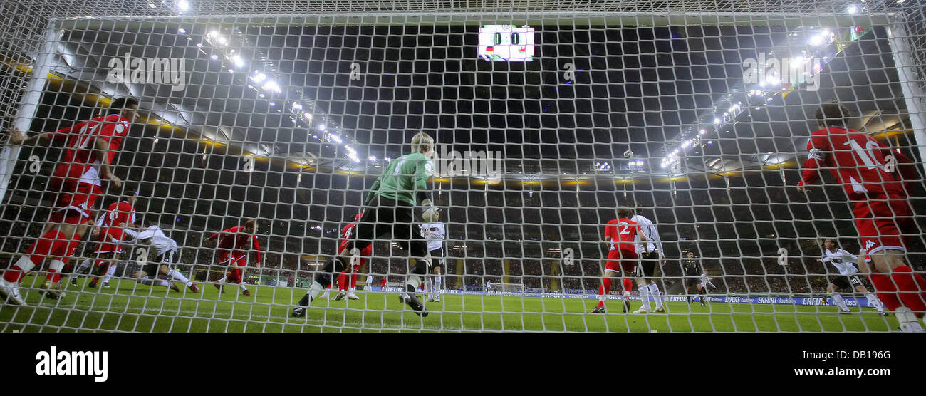 The picture shows a scene at the penalty area with Welsh goalkeeper Wayne Robert Hennessey (C) during the group D Euro2008 qualifying match versus Germany at Commerzbank Arena in Frankfurt Main, Germany, 21 Novemeber 2007. The match ended in a 0-0 draw. Photo: Ronald Wittek Stock Photo