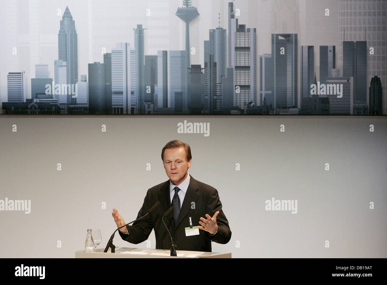 Dresdner Bank-CEO, Herbert Walter, speaks at the European Banking Congress in Frankfurt Main, Germany, 23 November 2007. Bankers of Frankfurt's European banks used the podium discussen to exchange ideas. Photo: FRANK MAY Stock Photo