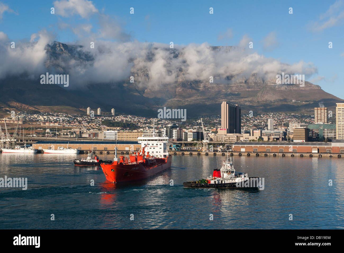 Ships in the harbour at Cape Town with Table Mountain in the background Stock Photo