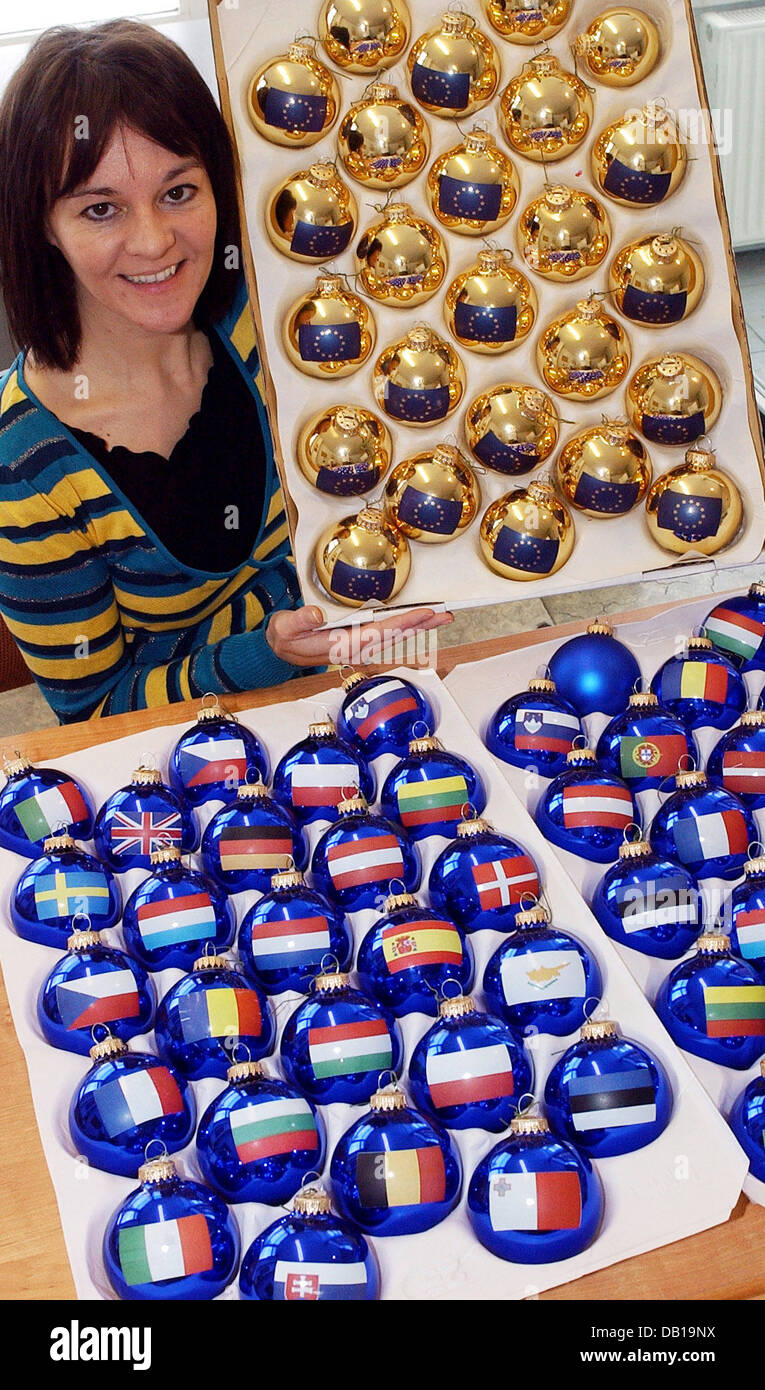 Grit Gerlach of 'Krebs Glas Lauscha GmbH' presents christmas tree baubles  with flags of the European Union and its member states in Enstthal,  Germany, 26 November 2007. Some 800 baubles will be