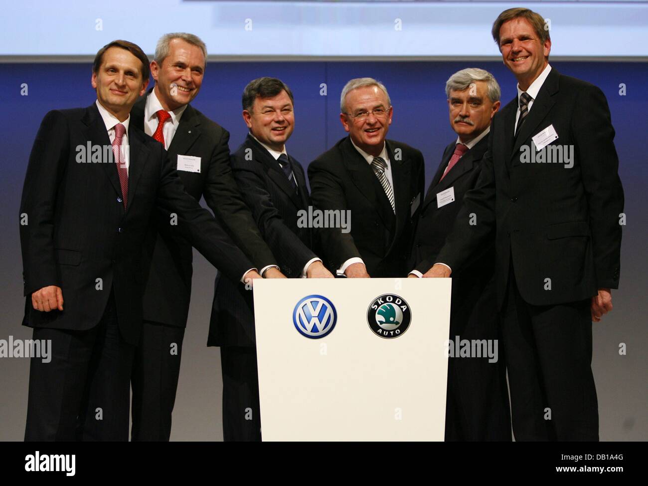 Vice Prime Minister of the Russian Federation, Sergey Naryschkin (L-R), CEO of 'Skoda Auto', Reinhard Jung, governor of Kaluga, Anatoli Atamanov, CEO of 'Volkswagen AG', Martin Winterkorn, governor general of Central Russia, Georgi Sergeyewitsch Poltavtschenko and 'VW' Senior Executive President Production, Jochen Heizmann start the 'VW' factory production in Kaluga, Russia, 28 Nov Stock Photo