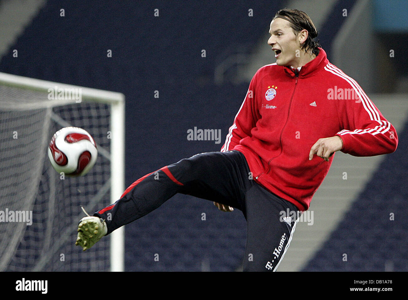FC Bayern Munich player, Daniel van Buyten from Belgium, plays the ball during team practice at Estadio Do Dragao in Porto, Portugal, 28 November 2007. The Bundesliga table-toppers will face SC Braga in their UEFA Cup match on 29 November. Photo: Daniel Karmann Stock Photo