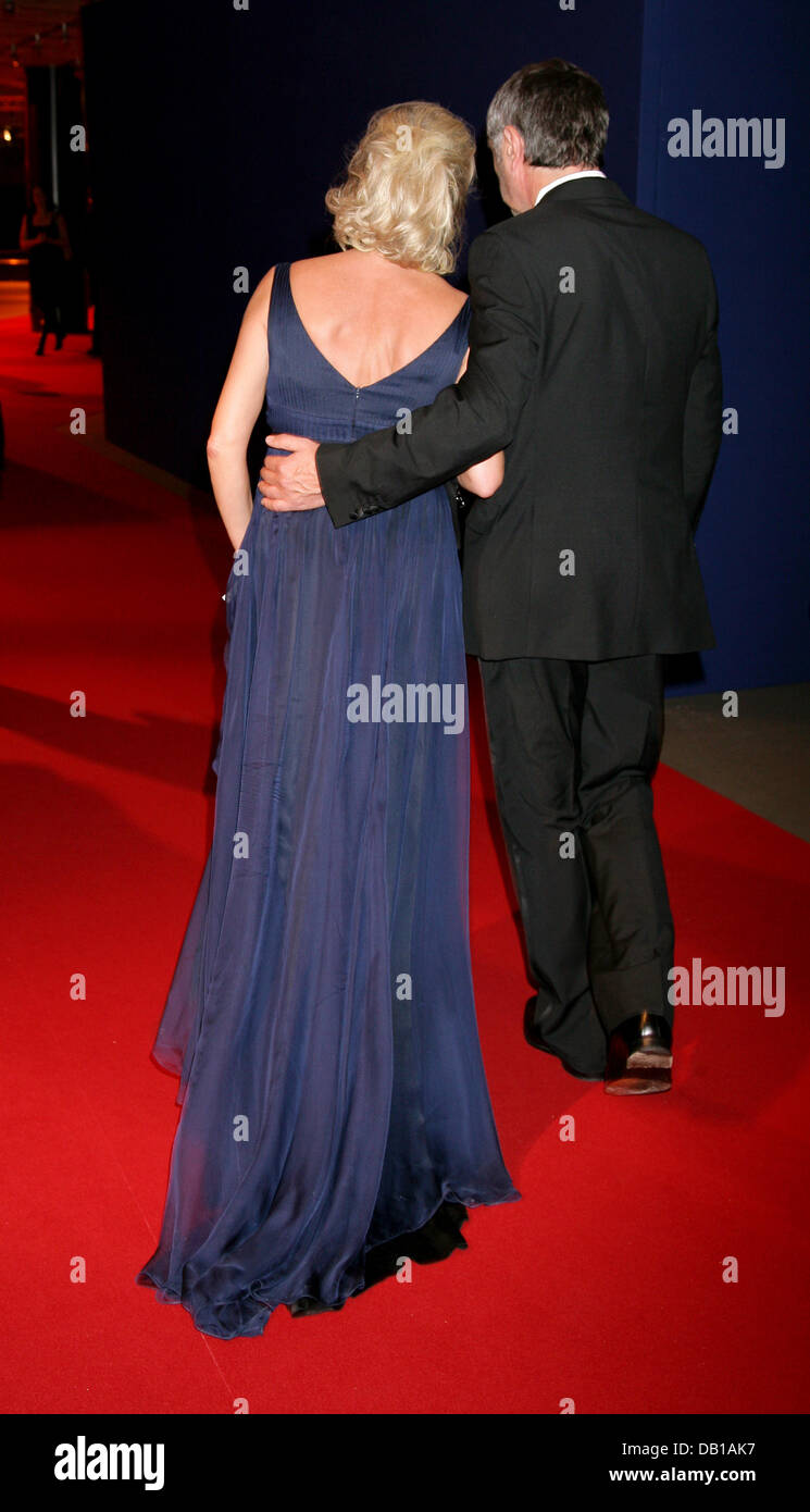 German TV-presenter Sabine Christiansen and her partner Norbert Medus turn away after several guests stepped on Christiansen's dress at the Bambi Awards After-Show-Party in Duesseldorf, Germany, 29 November 2007. Photo: Jens Kalaene Stock Photo