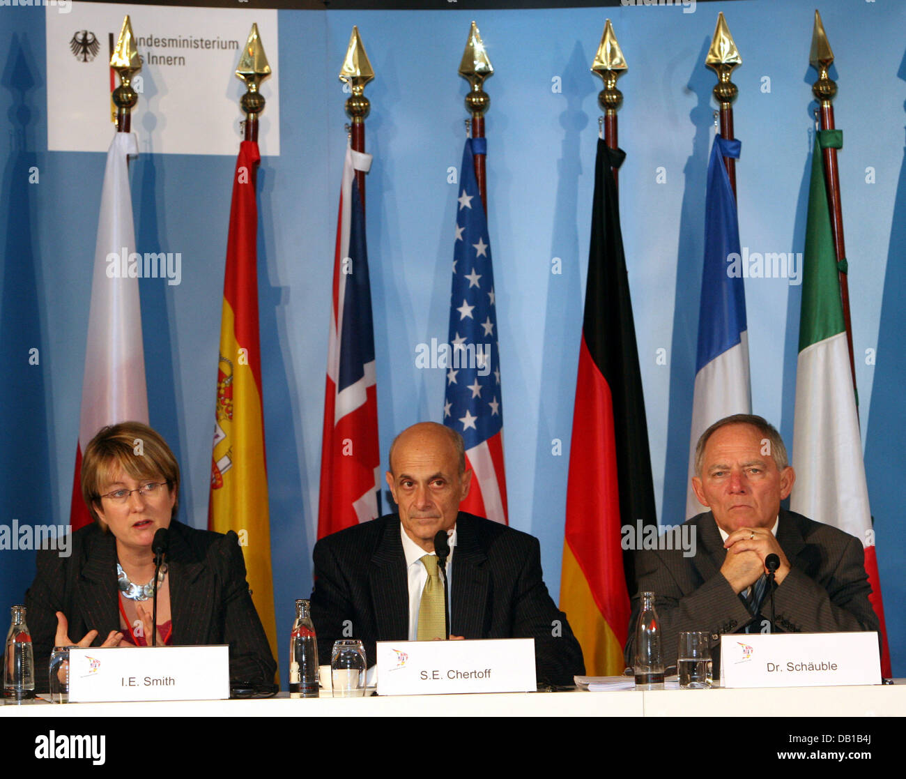 Jacqui Smith (L-R), Home Secretary of Great Britain and Northern Ireland, Michael Chertoff, US Secretary of Homeland Security and Wolfgang Schaeuble, German Interior Minister are pictured at a press conference on terrorism in Petzow, Germany, 01 December 2007. The Ministers met for a two-day-conference under highest security measures. Photo: Nestor Bachmann Stock Photo
