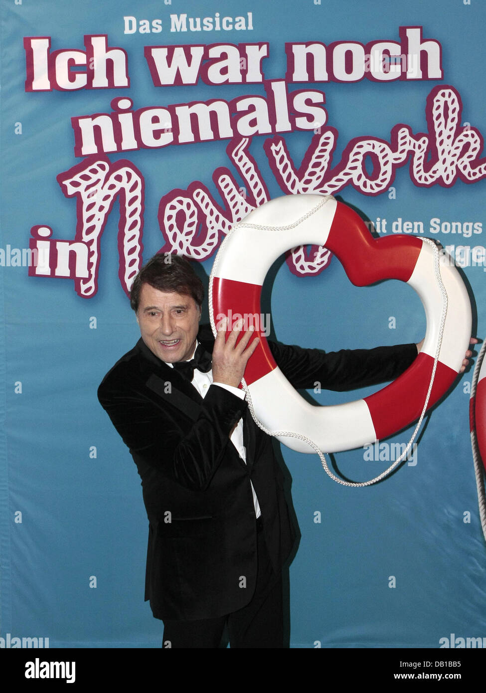Udo Juergens poses for photographers at the premiere of the musical 'Ich war noch niemals in New York' (lit.: I have never been to New York) based on his songs at TUI Operetta House in Hamburg, Germany, 02 December 2007. 38 actors perform several of Juergens' songs during the musical. Photo: ULRICH PERREY Stock Photo