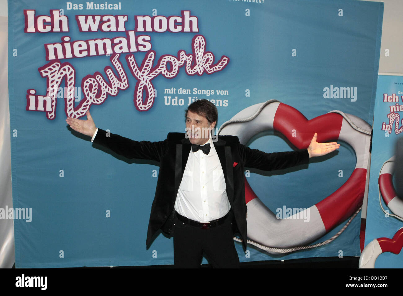Udo Juergens poses for photographers at the premiere of the musical 'Ich war noch niemals in New York' (lit.: I have never been to New York) based on his songs at TUI Operetta House in Hamburg, Germany, 02 December 2007. 38 actors perform several of Juergens' songs during the musical. Photo: ULRICH PERREY Stock Photo