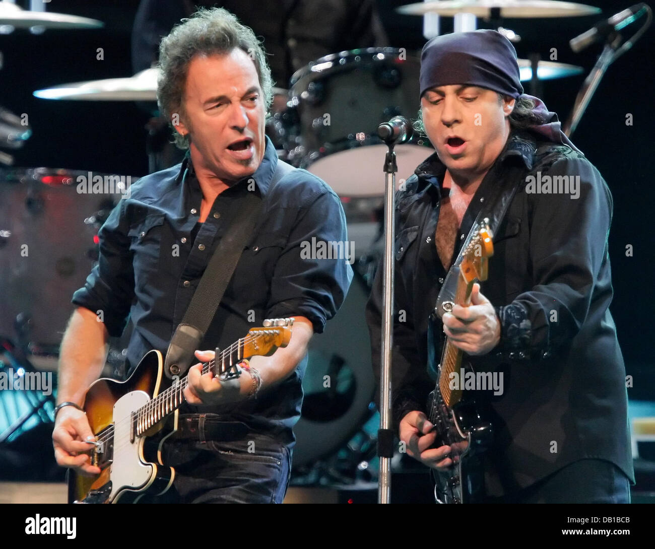 USAmerican rock singer Bruce Springsteen (L) performs with guitarist