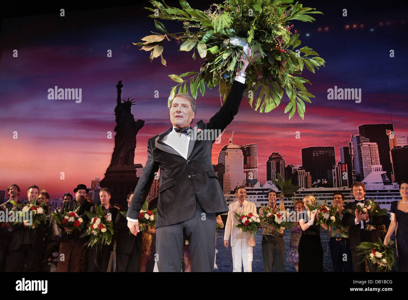 Udo Juergens waves from the stage after the premiere of the Musicals 'I have never been to New York' in Hamburg, Germany, 02 December 2007. Alltogether 38 actors and dancers between 14 and 75 years perform to the greatest hits of the Austrian composer and singer Udo Juergens. Photo: Ulrich Perrey Stock Photo