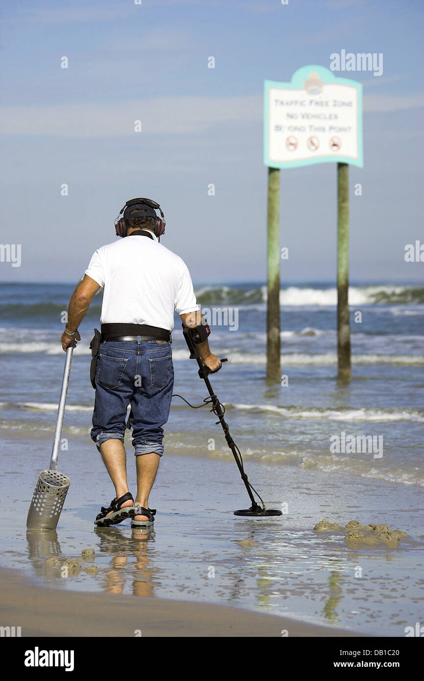 (dpa file) A man looks for valuables with a metal detector in Daytona