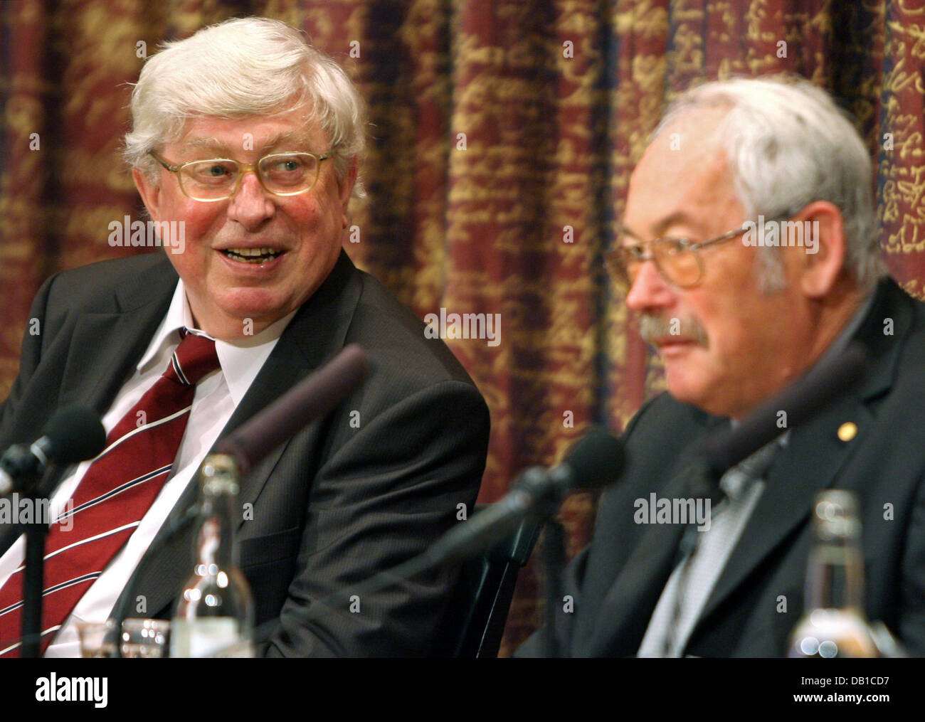 German Gerhard Ertl (L), Laureate of the 2007 Nobel Prize for Chemistry, sits next to German Peter Gruenberg, Laureate of the 2007 Nobel Prize for Phyiscs, during a press conference at the Royal Swedish Academy of Sciences in Stockholm, Sweden, 07 December 2007. Laureates of the Nobel Prizes for Phyiscs, Chemistry and Economy were invited to the Swedish Academy just prior to the be Stock Photo