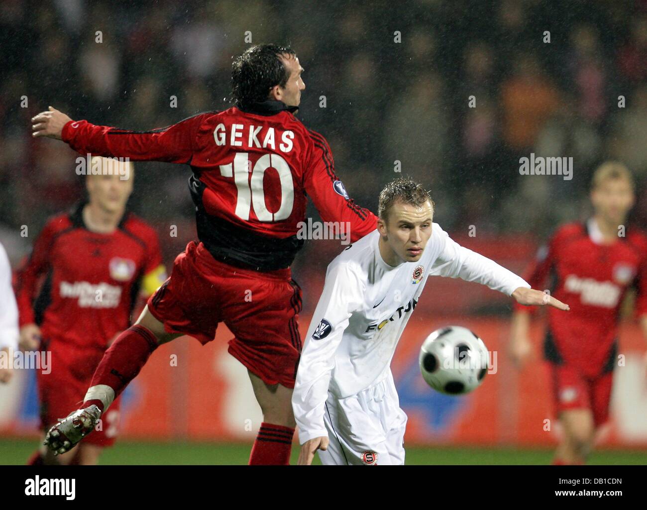 Theofanis Gekas (L) of Bayer 04 Leverkusen vies for the ball with Michal Kadlec of AC Sparta Praha during the group E UEFA Cup match at BayArena in Leverkusen, Germany, 06 December 2007. Leverkusen defeated Sparta 1-0. Photo: Federico Gambarini Stock Photo