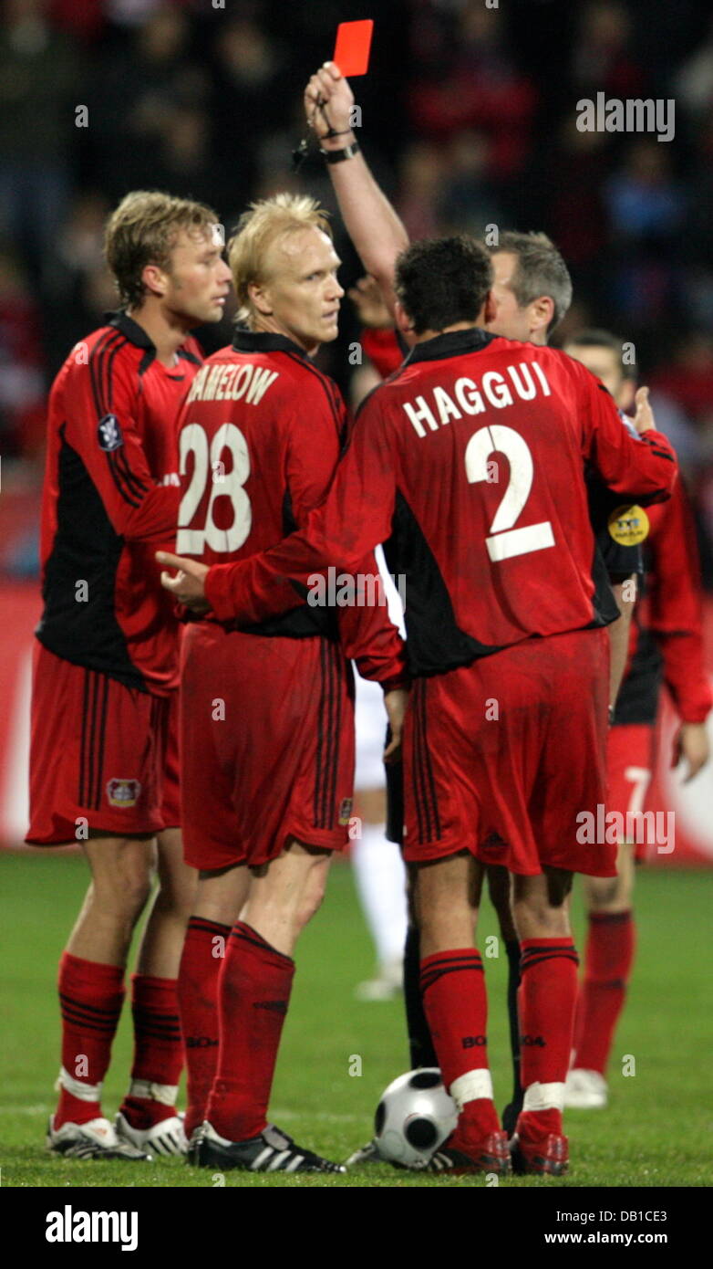 Carsten Ramelow (2-L) of Leverkusen is sent off by referee Martin Atkinson during the UEFA Cup group E match Bayer Leverkusen v Sparta Praha at BayArena in Leverkusen, Germany, 06 December 2007. In spite, Leverkusen defeated Sparta 1-0. Photo: Franz-Peter Tschauner Stock Photo