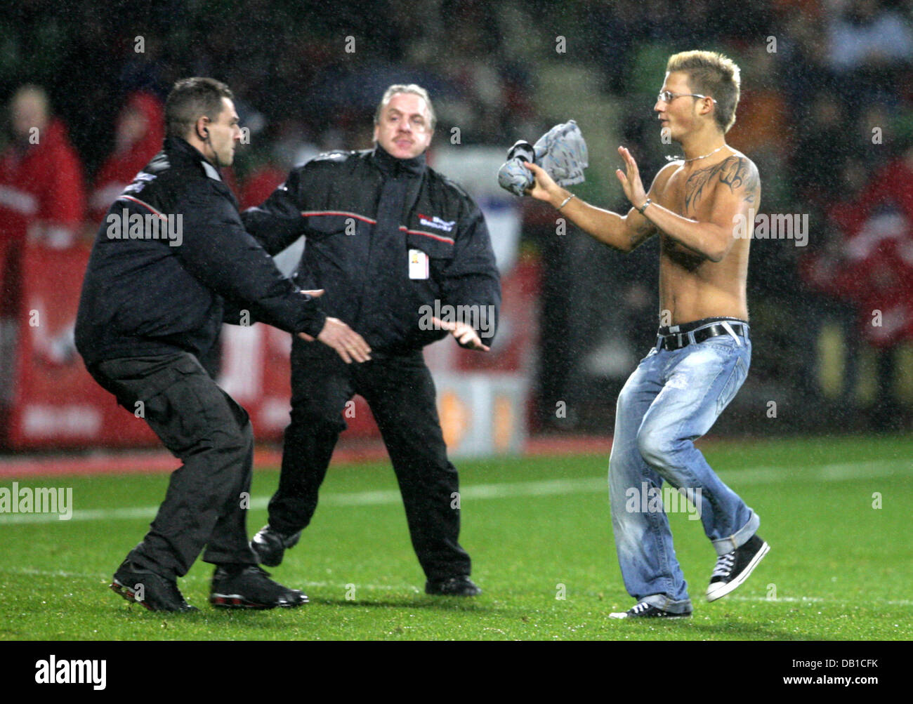 A streaker is caught by security personnel during the UEFA Cup group E match Bayer Leverkusen v Sparta Praha at BayArena in Leverkusen, Germany, 06 December 2007. Leverkusen defeated Sparta 1-0. Photo: Federico Gambarini Stock Photo
