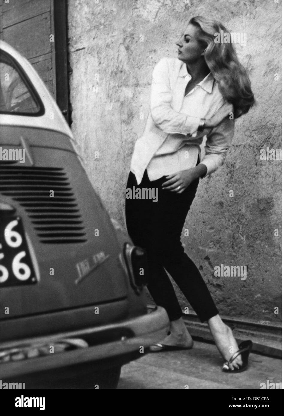 Ekberg, Anita, 29.9.1931 - 11.1.2015, Swedish actress, full length, combing her hair, Rome, 22.9.1958, Stock Photo