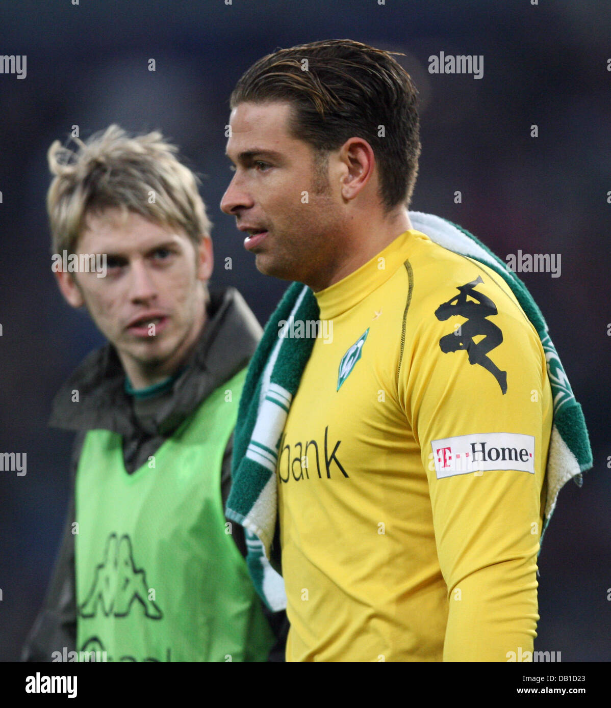 Aaron Hunt (L) and goalkeeper Tim Wiese of Bremen are disappointed after the Bundesliga match Hanover 96 vs Werder Bremen at AWD-Arena stadium in Hanover, Germany, 08 December 2007. Hanover defeated Bremen 4-3. Photo: Friso Gentsch Stock Photo