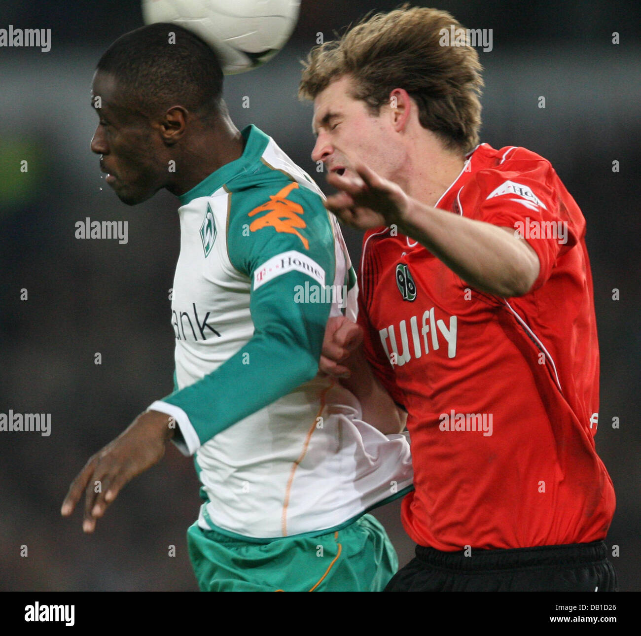 Thomas Kleine (R) of Hanover vies for the ball with Boubacar Sanogo of Bremen during the Bundesliga match Hanover 96 vs Werder Bremen at AWD-Arena stadium in Hanover, Germany, 08 December 2007. Hanover defeated Bremen 4-3. Photo: Friso Gentsch Stock Photo