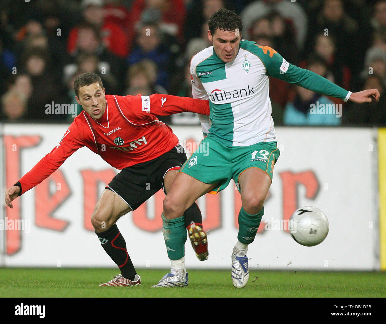 Steven Cerundolo (L) of Hanover vies for the ball with Dusko Tosic of Bremen during the Bundesliga match Hanover 96 vs Werder Bremen at AWD-Arena stadium in Hanover, Germany, 08 December 2007. Hanover defeated Bremen 4-3. Photo: Friso Gentsch Stock Photo
