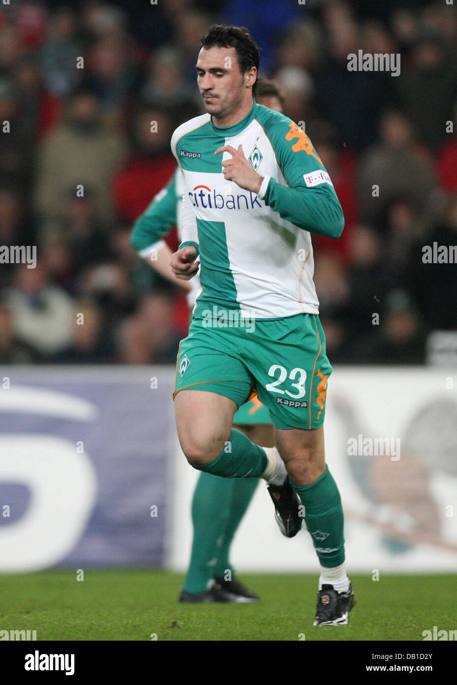 Hugo Almeida of Bremen is sent off the pitch after getting a red card during the Bundesliga match Hanover 96 vs Werder Bremen at AWD-Arena stadium in Hanover, Germany, 08 December 2007. Hanover defeated Bremen 4-3. Photo: Friso Gentsch Stock Photo
