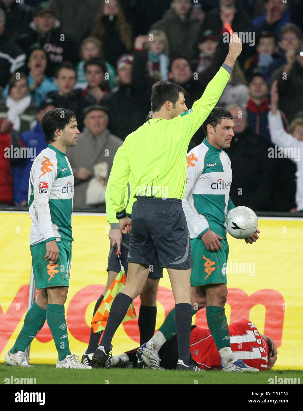 Referee Wolfgang Stark (C) shows Hugo Almeida (not in the picture) of Bremen the red card during the Bundesliga match Hanover 96 vs Werder Bremen at AWD-Arena stadium in Hanover, Germany, 08 December 2007. Diego (L) and Dusko Tosic of Bremen watch the scene. Hanover defeated Bremen 4-3. Photo: Friso Gentsch Stock Photo