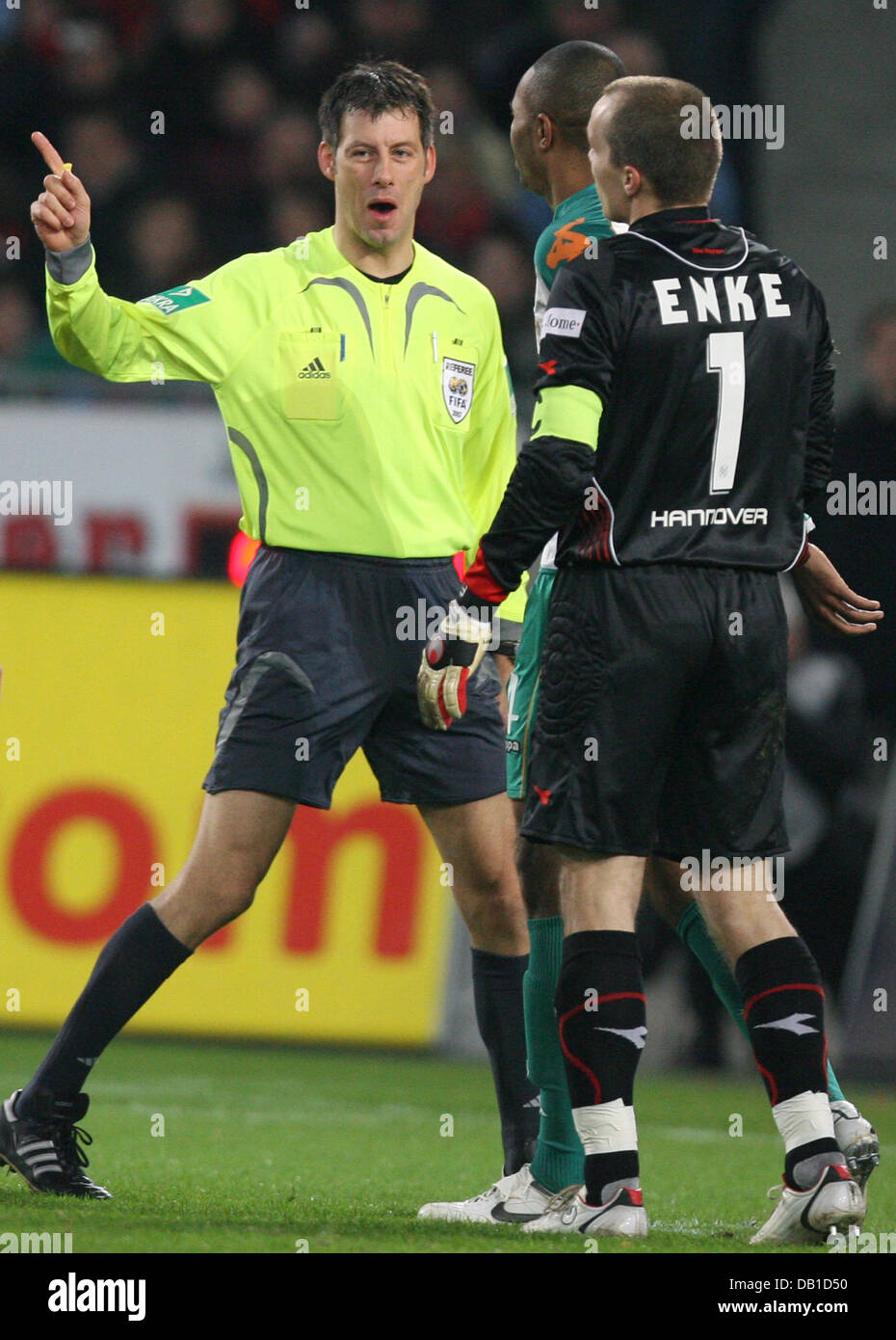 Goalkeeper Robert Enke (R) of Hanover discusses with referee Wolfgang Starck during the Bundesliga match Hanover 96 vs Werder Bremen at AWD-Arena stadium in Hanover, Germany, 08 December 2007. Hanover defeated Bremen 4-3. Photo: Friso Gentsch Stock Photo