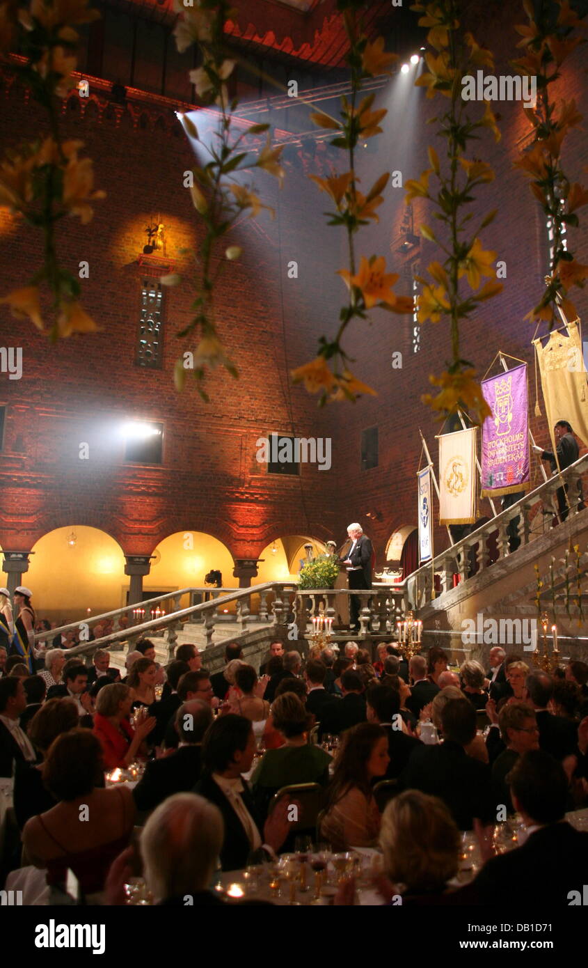 Nobel Prize in Chemistry Laurete, German Gerhard Ertl, delivers a