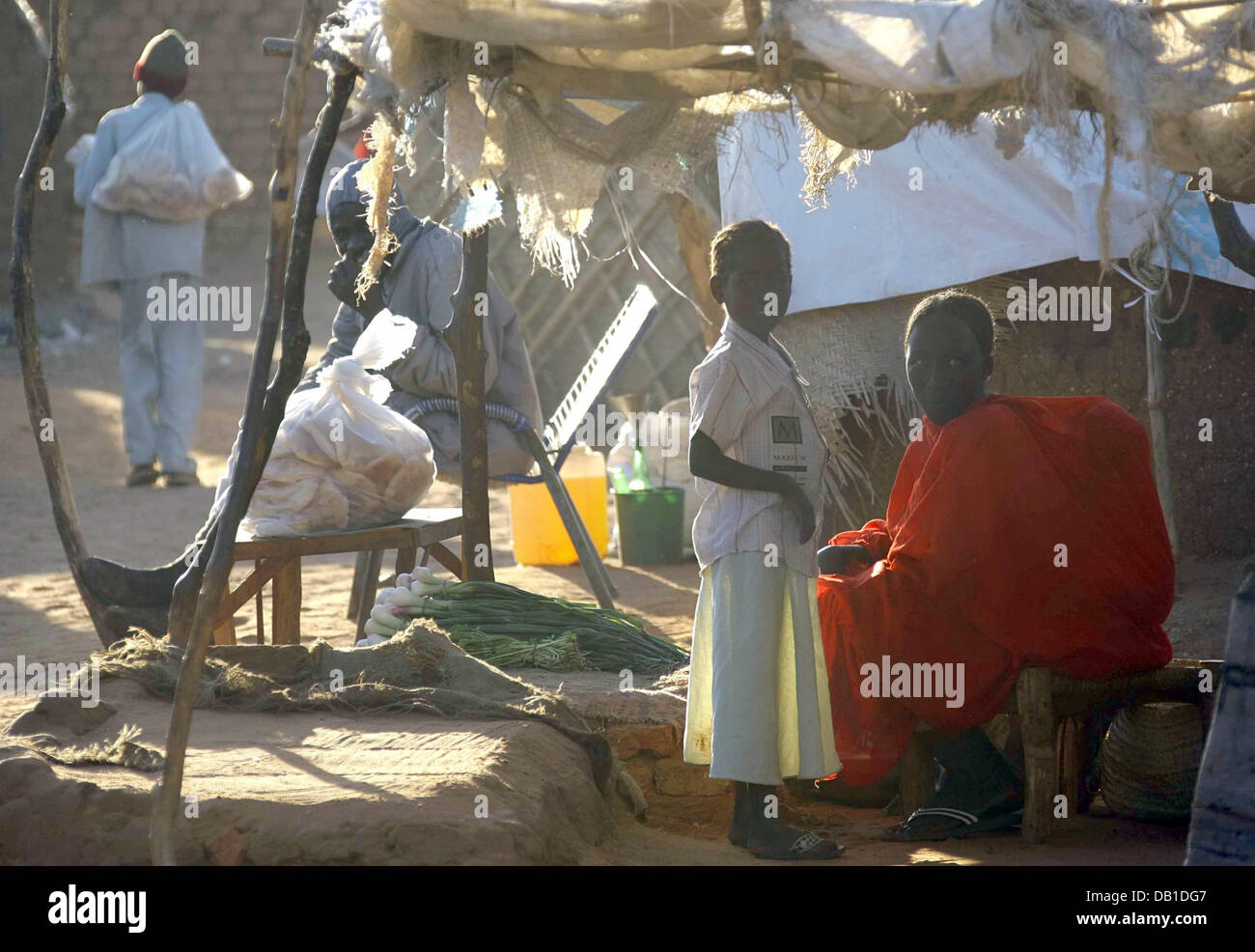 Refugees sit in a refugee camp in Nyala in the Darfur region, Sudan, 12 December 2007. 35.000 refugees live in the camp. Photo: PETER STEFFEN Stock Photo
