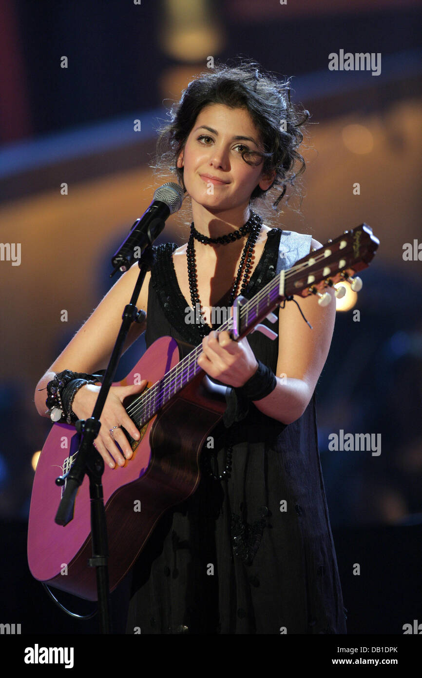 British singer Katie Melua performs at the final rehearsal of the 'Jose Carreras Gala 2007' in Leipzig, Germany, 13 December 2007. Carreras has invited numerous prominent guests to attend his 13th charity show in favour of people ill with leukaemia. The artist hopes to once more collect a few million euros during the two hour television show, broadcasted by German publicly owned te Stock Photo