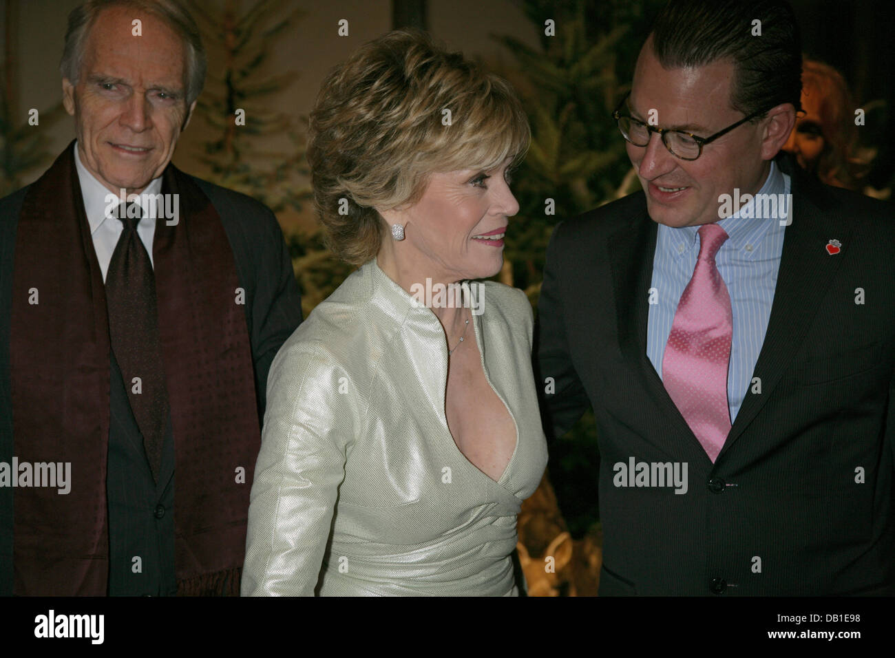 US actress Jane Fonda (C), accompanied by her partner Lynden Gillis (L), talks with Kai Diekmann (R), chief editor of Germany's biggest tabloid 'Bild', during the fundraising gala show 'Ein Herz fuer Kinder' (lit.: A Heart for Children) in Berlin, Germany, 15 December 2007. German public TV station ZDF and the Axel Springer publishing group raised more than 12 million euro donation Stock Photo