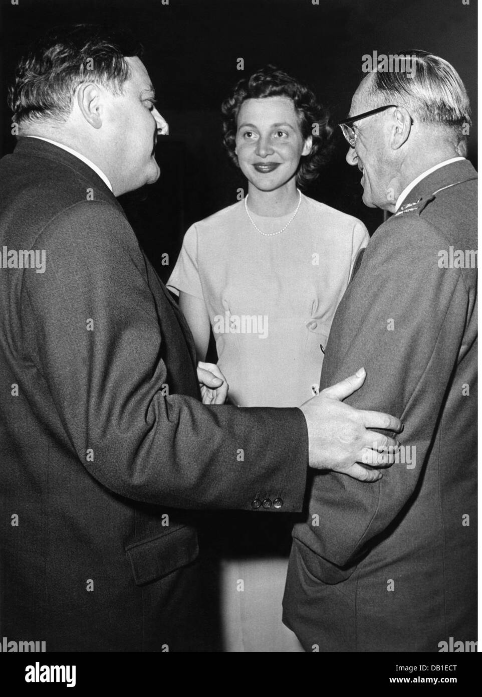 Strauss, Franz Josef, 6.9.1915 - 3.10.1988, German politician,  (, CSU), federal minister of defence 16.10.1956 - 9.1.1963, with bride Marianne Zwicknagl and Major-General Max-Josef Pemsel, reception in the officer's mess at Mittenwald, 19.5.1957, Stock Photo